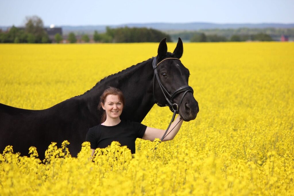 My Persson Hästveterinär Skåne Österlen i rapsfältet